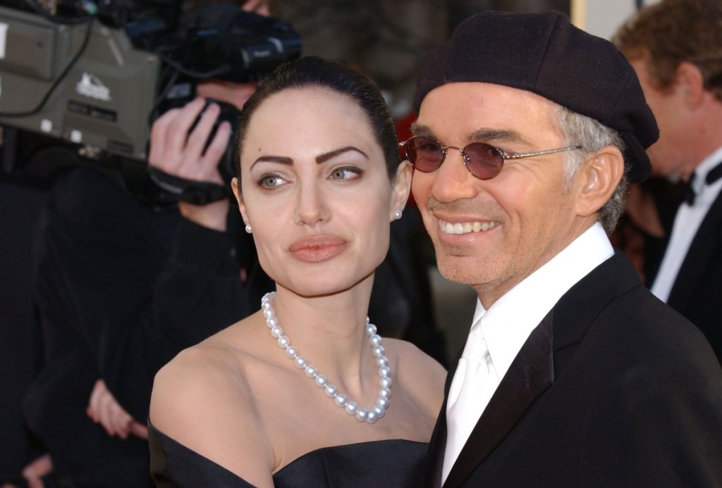 Били Боб Торнтън се "заигра" с Анджелина Джоли и остави Лора Дърн

Торнтън и Дърн са двойка в края на миналия век, но всичко между тях приключва, когато актьорът снима филм с по-младата с 20 години от него Анджелина Джоли. Авантюрата е последвана от бърз брак между двамата, а останалата сама Дърн определя поредицата от събития като "внезапна смърт". 

"Напуснах дома ни, за да работя по филм, а докато ме нямаше, приятелят ми се беше оженил и повече не чух нищо от него", разказва актрисата пред списание Talk малко по-късно. Година след това Торнтън коментира, че в крайна сметка случилото се е направило него и някой друг (Анджелина) щастливи и "съжалява, че е причинило болка". Бракът му с Анджелина приключи през 2002 г., подобно на предните му четири (първият развод отново се дължи на изневяра от негова страна, така че май му е навик).

А всички помним и слуховете, които последваха след раздялата на Брад Пит с Дженифър Анистън и неговата връзка с колежката му от "Мистър и мисис Смит". Слухове, които самата Анистън отрича с аргумента, че никога не би имала връзка с женен мъж. И това отново ни връща на Торнтън и факта, че по време на снимките на филма му с Джоли той няма халка на пръста си.