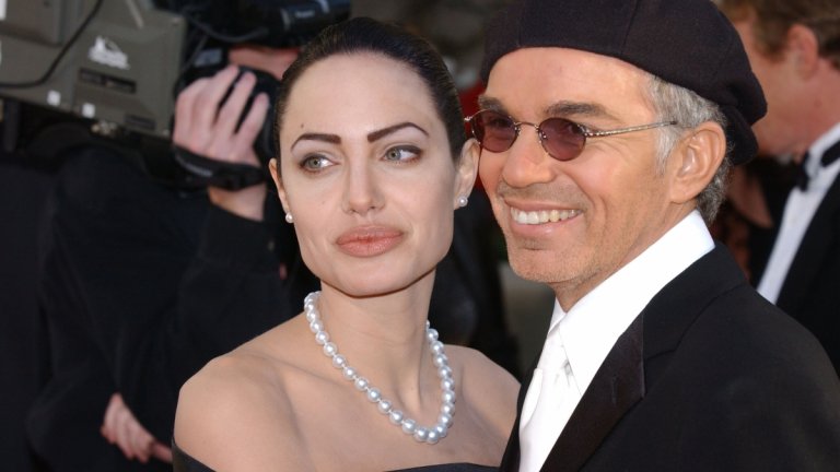 Били Боб Торнтън се "заигра" с Анджелина Джоли и остави Лора Дърн
Торнтън и Дърн са двойка в края на миналия век, но всичко между тях приключва, когато актьорът снима филм с по-младата с 20 години от него Анджелина Джоли. Авантюрата е последвана от бърз брак между двамата, а останалата сама Дърн определя поредицата от събития като "внезапна смърт". 
"Напуснах дома ни, за да работя по филм, а докато ме нямаше, приятелят ми се беше оженил и повече не чух нищо от него", разказва актрисата пред списание Talk малко по-късно. Година след това Торнтън коментира, че в крайна сметка случилото се е направило него и някой друг (Анджелина) щастливи и "съжалява, че е причинило болка". Бракът му с Анджелина приключи през 2002 г., подобно на предните му четири (първият развод отново се дължи на изневяра от негова страна, така че май му е навик).
А всички помним и слуховете, които последваха след раздялата на Брад Пит с Дженифър Анистън и неговата връзка с колежката му от "Мистър и мисис Смит". Слухове, които самата Анистън отрича с аргумента, че никога не би имала връзка с женен мъж. И това отново ни връща на Торнтън и факта, че по време на снимките на филма му с Джоли той няма халка на пръста си.