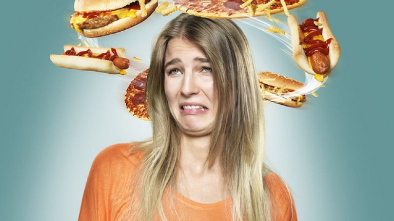 5. Преработените храни са бедни на витамини и минерали
В сравнение с натуралната храна преработената е изключително бедна на хранителни вещества. В повечето случаи изгубеното по време на преработката се компенсира чрез добавяне на синтетични витамини и минерали. Въпреки това, синтетичните вещества не са добър заместител на микронутриентите, съдържащи се в истинската храна.
Също така, не трябва да забравяме, че натуралните храни не съдържат единствено витамини и минерали, но и много други вещества като фитонутриенти, антиоксиданти и други, за които учените тепърва научават повече. Затова най-добрият начин да си набавите важните за тялото вещества остават непреработените, естествени храни.