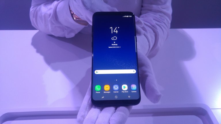 1. Samsung Galaxy S8 
Чисто и просто - най-добрият телефон на годината, казват от TechRadar. Камерата е с отлично качество, дисплеят е най-доброто, което може да се намери на пазара в този момент, а процесорът разбива всички тестове за производителност. Колкото повече пада цената му, толкова повече S8 се оказва най-доброто съотношение между качество и стойност. Ако има недостатъци, те вероятно са свързани с леко неудобното разположение на сензора за пръстов отпечатък и с това, че разпознаването на лице/зеница бледнее в сравнение с технологията на Apple - Face ID. Но ако става дума за цялостното представяне на смартфона, Samsung Galaxy S8 е фаворитът за 2017 г.