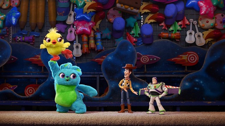 Toy Story 4 (21 юни)

Ето едно завръщане, което човек трудно може да откаже. Уди, Бъз и компания ще се появят на екран почти десетилетие след чудесния "Играта на играчките 3". Дано и тази голяма пауза тук е гаранция за качество. Този път Уди (Том Ханкс) има ново предизвикателство - играчка на име Форки, която гледа на себе си като на "боклук". Уди се опитва да промени гледната му точка, но всичко се обърква, когато семейството, у което живеят, тръгва на екскурзия. Уди се озовава на съвсем друго място, където обаче ще се срещне със старата си приятелка Бо Пийп. Право в носталгията... 

Само ще отбележим, че първият "Играта на играчките" излезе преди цели 24 години. Уау.