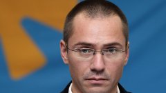 Ангел Джамбазки стана евродепутат като част от коалицията "България без цензура", но сега партията му се насочва към НФСБ