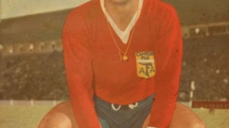 Серхио Агуеро се появи на сцената една 15-годишен, дебютирайки в червената фланелка на Индепендиенте. Кун също грейна като звезда от корицата на списанието, но от шампионския тим на "Гордостта на Авеланеда" от 1960-а.