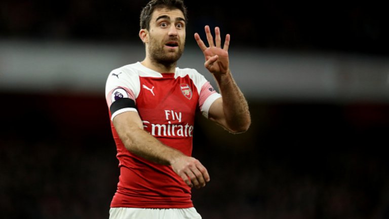 4. Сократис Папастатопулос
Някои смятат, че Сократис е най-добрият защитник на Арсенал, но допуснатите 51 гола през сезона показват, че няма добър в тази линия. Очаква се Кошчелни и Монреал да напуснат – същото трябва да бъде сторено и с Папастатопулос, за когото това лято, най-вероятно, е последната възможност да бъдат взети добри пари. След това Унай Емери трябва да реконструира изцяло защитата си.