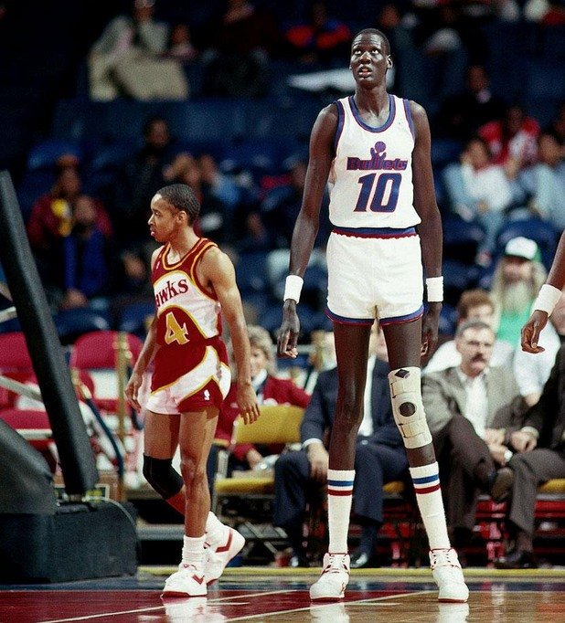 Спъд Уеб с неговите 170 сантиметра дели 6-ото място за най-нисък в историята на НБА. До Мануте Бол направо си е като дете.