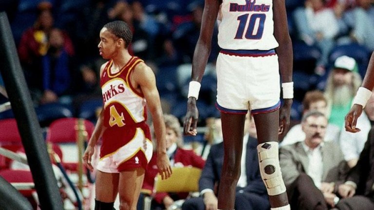 Спъд Уеб с неговите 170 сантиметра дели 6-ото място за най-нисък в историята на НБА. До Мануте Бол направо си е като дете.