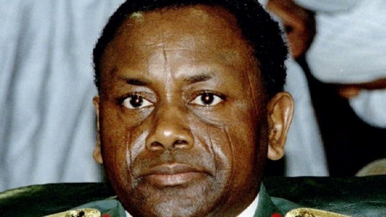  Сани Абача  

 Генерал Сани Абача е президент на Нигерия от 1993 г. до 1998 г. Сравнително кратко управление, в което обаче семейството му се замогва мистериозно с 8 милиарда долара на фона на всеобщата бедност и глад на населението. 

 Абача е одобрявал кухо финансиране по искане на съветника му по националната сигурност, след това парите са вземани от трезора на Националната банка и са доставяни директно в дома на президента, където са разпределяни за изнасяне зад граница – дейност, с която е натоварен синът му. Поне 1.5 милиарда долара за „заминали“ по тази схема в неизвестни направления.

 Абача умира от инфаркт, макар че има слухове, че е отровен в президентската си вила. Семейството на генерала се съгласи да върне в хазната 1.2 милиарда долара.

  През 2014 г. Държавният департамент на САЩ разкри, че са установени активи на стойност 458 милиона долара и се предполага, че принадлежат на покойния лидер и неговата група. 
