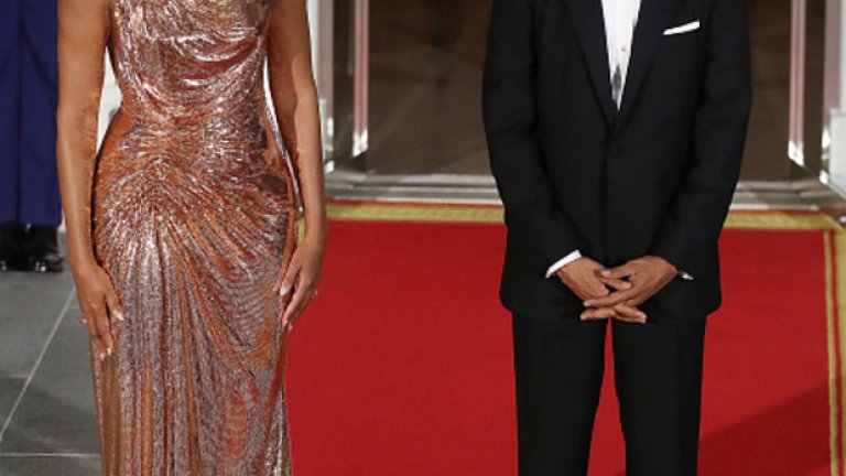 Мишел Обама блести във Versace по време на последната държавна вечеря за президентската двойка. Датата е 18 октомври, 2016-та. Почетни гости са италианският премиер Матео Ренци и съпругата му Аниезе Ландини.