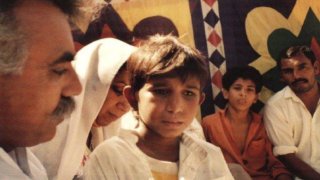 Ehsan_Ullah_Khan_meets_a_shy_and_afraid_Iqbal_Masih