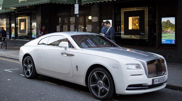 Rolls-Royce Wraith, паркиран пред Harrods