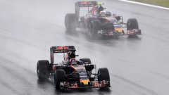 Пилотите имаха само един избор за старта на състезанието и той беше гуми за мокро време, но и с тях драмата на старта не отсъстваше.