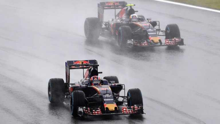 Пилотите имаха само един избор за старта на състезанието и той беше гуми за мокро време, но и с тях драмата на старта не отсъстваше.