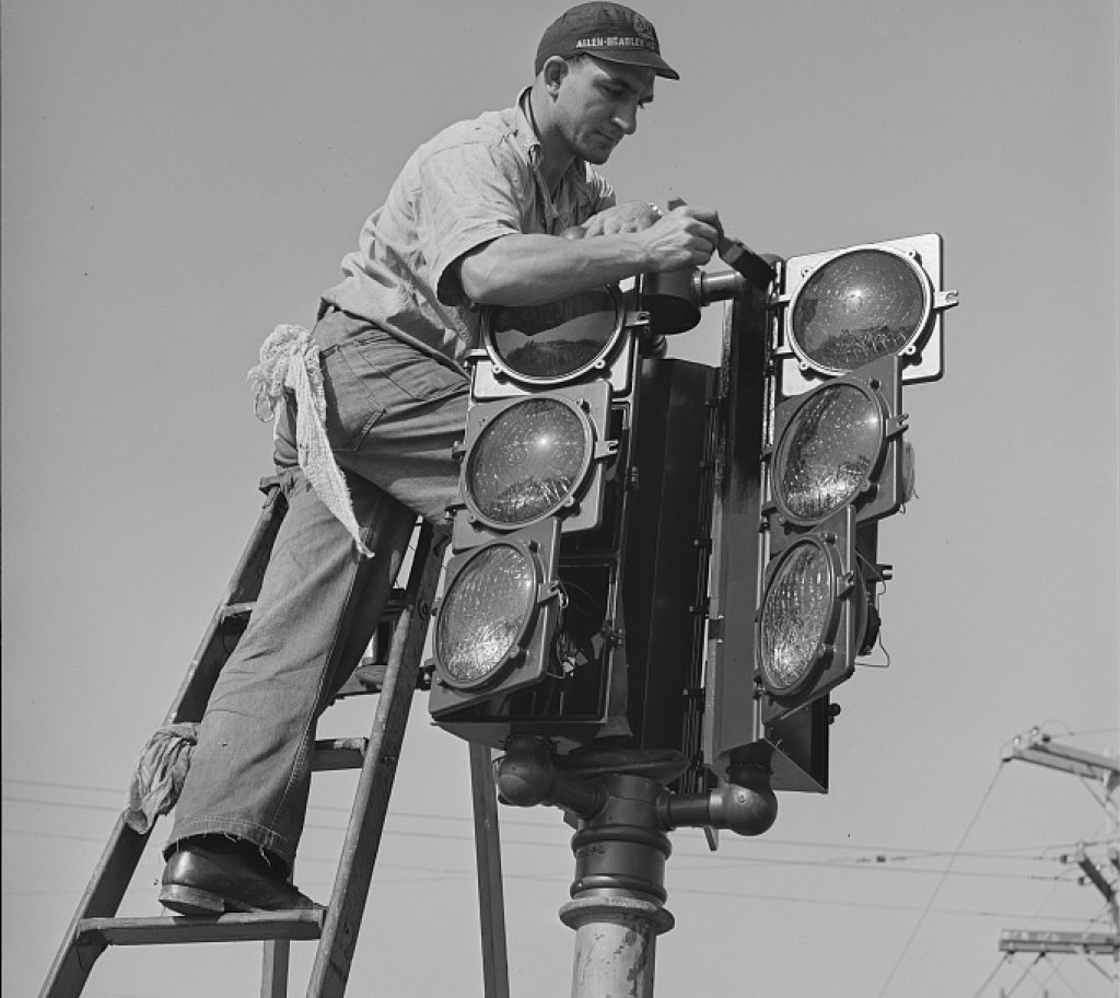 TrafficSignalInstallationUS1940