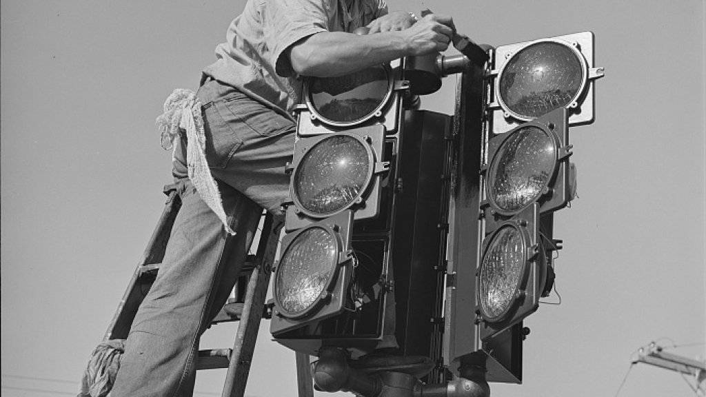 TrafficSignalInstallationUS1940