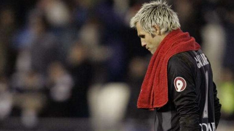 Сантяго Канисарес: Контузва се с автършейв
Вратарят пропусна световното през 2002 г. след нелеп инцидент. Легендата на Валенсия изпуска автършейв върху крака си, шишето се чупи и едно от стъклата го порязва.