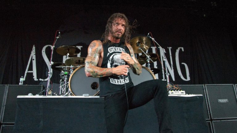 Тим Ламбезис от метъл групата As I Lay DyingПрез 2013-та година, вокалът на групата е арестуван заради организиране на опит за убийство на жена си Мегън