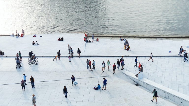 Осло, Норвегия
За да обезсърчи ползването на лични автомобили, Осло още през 2019 г. започва да премахва паркоместа в сърцето на града. Вместо тях се появяват велоалеи и пешеходни алеи, повече зелени площи и по-удобен градски транспорт, който води до най-важните точки в града. Улиците, които са лишени от паркоместата, пък са специално подбрани така, че като цяло потокът от автомобили към тях да намалее, след като нямат къде да спрат. 
Плановете за тотална забрана на колите в центъра на Осло си остават. Немалка част от превозните средства на градския транспорт вече са заместени от електрически, но рестрикциите за автомобили, както посочват от „Гардиън“, ще включват и електромобилите. И в момента 64 на сто от жителите на града предпочитат или градския транспорт, или ходенето пеш, що се отнася до придвижването в центъра.