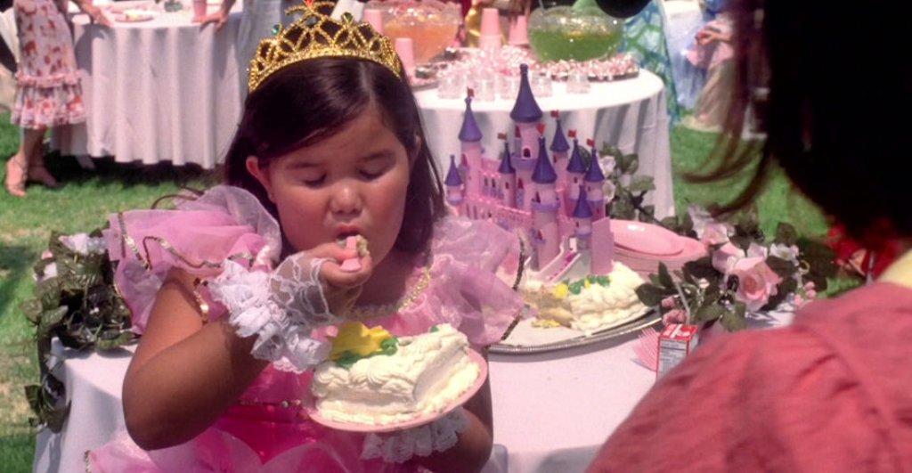 Тази сцена е от времето, когато нищо  не беше в състояние да накара Хуанита да се помръдне. За да я накара да спортува, Габи измисли игра, в която победителят получава нова кукла. Всъщност Хуанита трябваше да тича по колата... Методите на възпитание  на Г