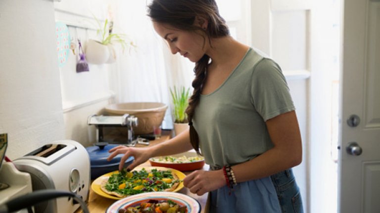 3. Готвене вкъщи вместо хранене навън
Дори да се опитате да се храните здравословно в ресторант, има неща, които са напълно извън ваш контрол. Пример е овкусяването дори на зеленчуци с калорични добавки, както и добавената мазнина към ястия, които на пръв поглед изглеждат здравословни. Приготвянето на храна вкъщи позволява по-добро следене на приетите количества и калории, както и по-качествен подбор на продукти. Също така се гарантира, че няма да се гладува или да се консумира некачествена храна, което е и основна предпоставка за провал с хранителен режим.
