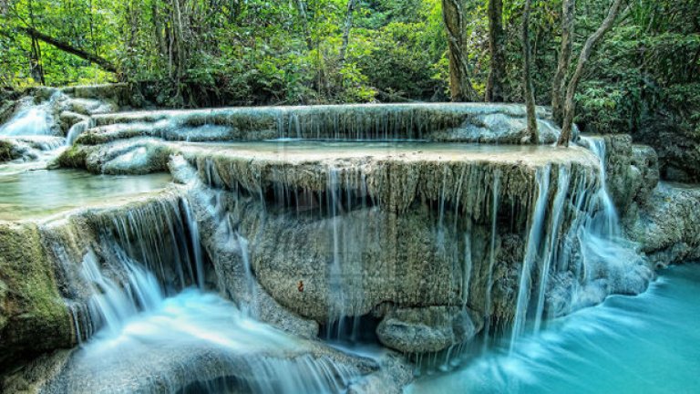 Серията водопади Ераван се намират в националния парк Ераван в Тайланд