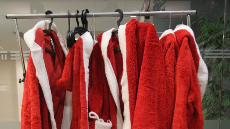 Дали работодателите ще облекат костюми на Дядо Коледа - или са ги окачили в килера...