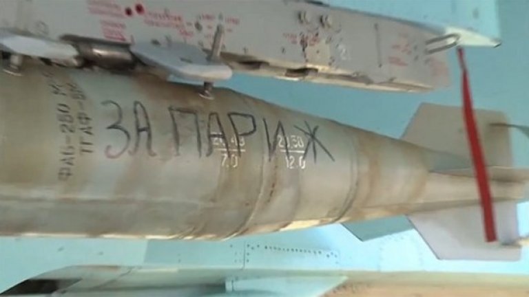 Видео в Youtube показва войник, който пише "За нашия народ" и "За Париж" върху бомбите