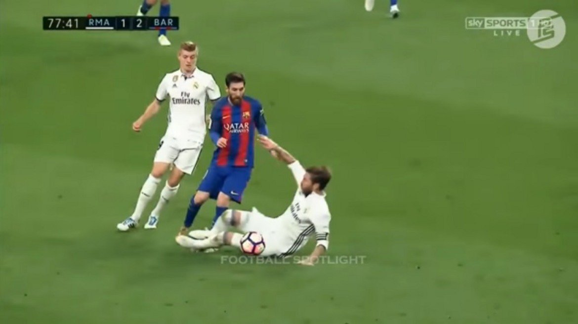 5. Изгонването на Серхио Рамос, 78 мин
Глупаво влизане от страна на капитана на Реал. С двата крака напред, директен червен картон. Няма спор, че това бе правилно отсъждане на Ернандес Ернандес, въпреки всички оспорвания на играчите и феновете на „белите“.