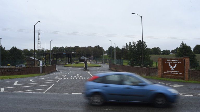 Близките на 19-годишният Хари Дън искат справедливост. Той загива от травмите си, след като моторът му е блъснат от колата на американката Ан Саколас близо до военната база, в която работи съпругът й (на снимката).