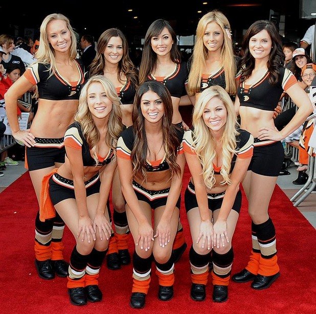 Ето ги момичетата на Анахайм. Така се посрещат феновете пред залата, нека има настроение още преди хокейните страсти.