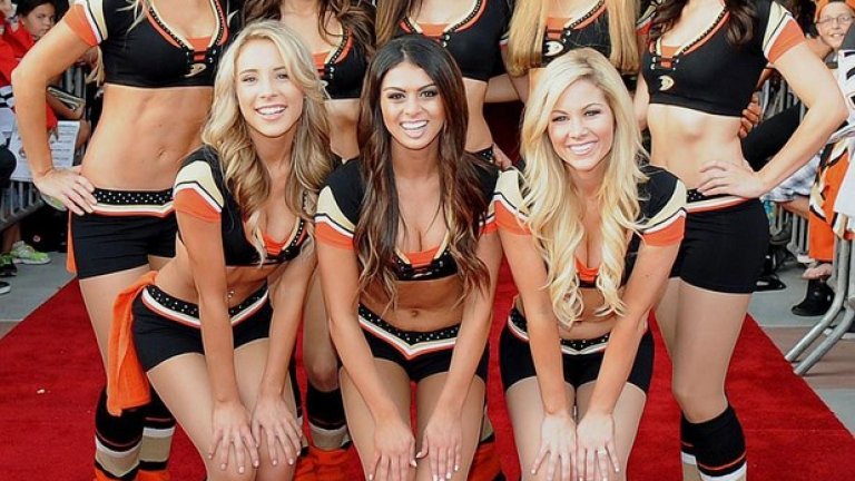 Ето ги момичетата на Анахайм. Така се посрещат феновете пред залата, нека има настроение още преди хокейните страсти.