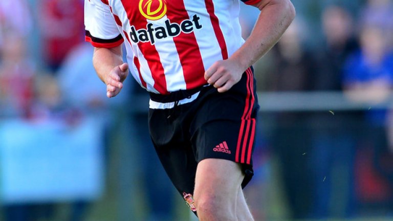 16. Съндърланд.
Същите цветове, но доста по-раздвижен от този на Стоук. Спонсорът проваля всичко с необяснимото си жълто лого.