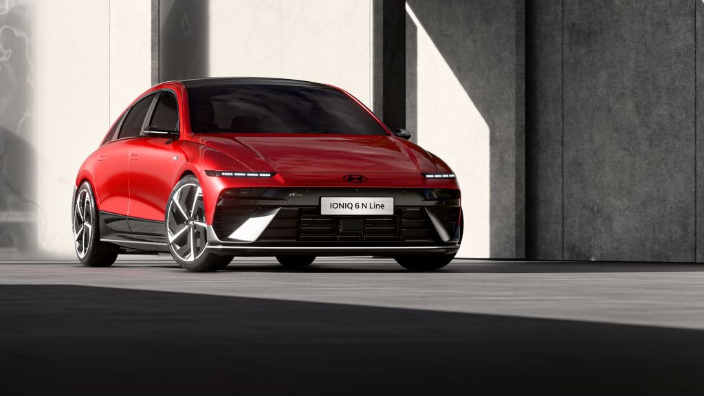 Hyundai Ioniq 6Електромобилът се зарежда от 10 до 28 процента за скромните 18 минути. Пълният му пробег с един заряд пък вече достига 550 километра, към което върви и усъвършенствана аеродинамика и по-просторно купе.