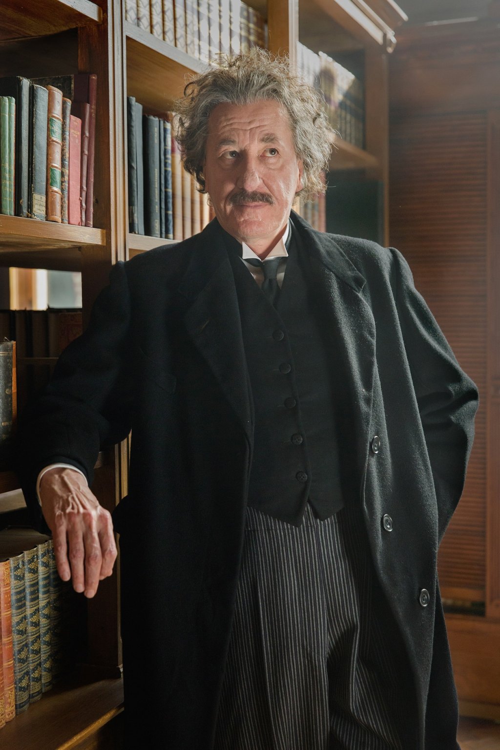 Геният (Genius) – 10 епизода
23 април (неделя) от 21:55 ч.
„Геният“ е първата изцяло игрална продукция на National Geographic, която разказва за драматичния живот на физика, който израства и се превръща в иконичен образ: Алберт Айнщайн. Яростно независи