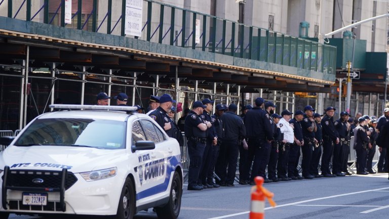 Арестуваха Доналд Тръмп, а той обяви, че е невинен по 34 обвинения (Снимки)