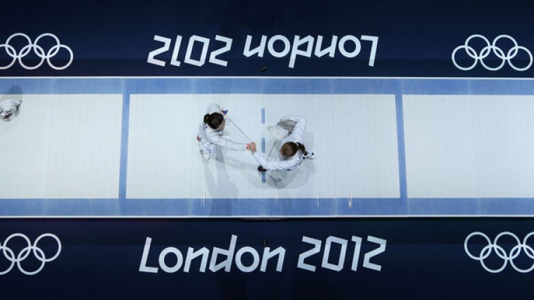 Кадър от шампионата по фехтовка между Джи Йеон от Корея и София Великая от Русия на Олимпиадата в Лондон през 2012 г.