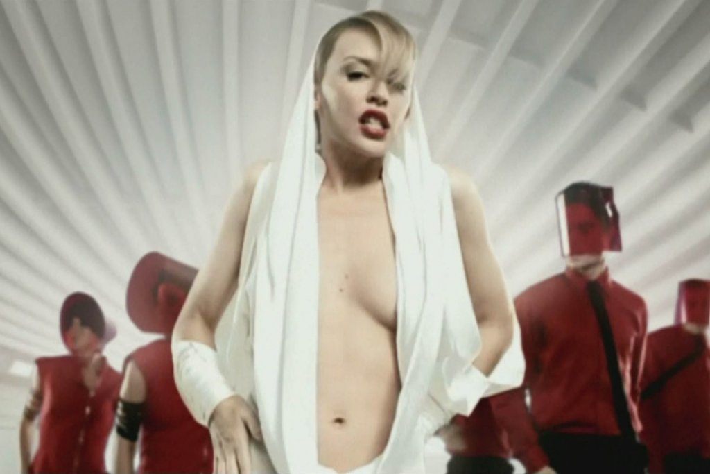 Кайли Миноуг - Can't Get You Out Of My Head
Имаше време, когато много малко неща бяха по-секси от апетитно червените устни на Кайли Миноуг и нейните предизвикателни облекла. Факт, 20 години по-късно още е приятно усещане австралийката да припява с мъркащия си глас това "Ла-ла-ла-ла" и "Set me freeeeeee".