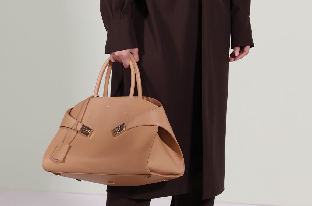 Модерната класика
Ясните квадратни форми на класиките в чантите от тази есен остават в миналото. На преден план идва формата на трапец, както и копирането на различни предмети от ежедневието - кутии, пликове, кошници. За да минат за модерни обаче, тези модели трябва да са в минималистични и в пастелни цветове.