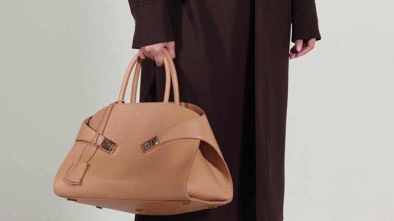 Модерната класика
Ясните квадратни форми на класиките в чантите от тази есен остават в миналото. На преден план идва формата на трапец, както и копирането на различни предмети от ежедневието - кутии, пликове, кошници. За да минат за модерни обаче, тези модели трябва да са в минималистични и в пастелни цветове.