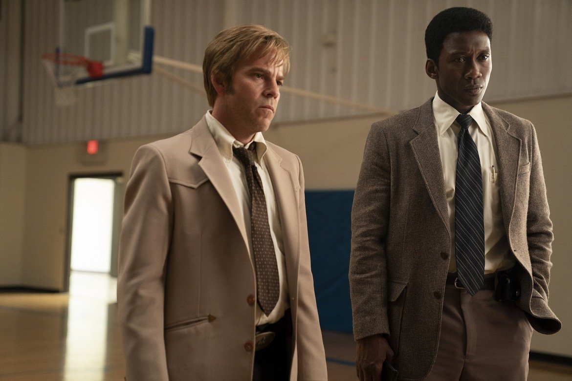 True Detective (Сезон 3)
След изключително вълнуващия първи сезон и доста разочароващия втори създателите на шоуто си взеха няколко години, преди да пуснат третата история. След дългото чакане дойдоха отново смесени реакции. От една страна, не може да се каже, че самата история е нещо велико, но от друга, актьорската игра наистина си заслужава гледането. Махершала Али, Стивън Дорф и Кармен Ехого успяват по страхотен начин да предадат самата същност на героите си. Идеята действието да се раздели на три времеви линии също се получава доста добре. Иначе казано - може да не гледате третия сезон на "True Detective" заради криминалната история в него, но ще искате да го гледате заради всичко останало. 