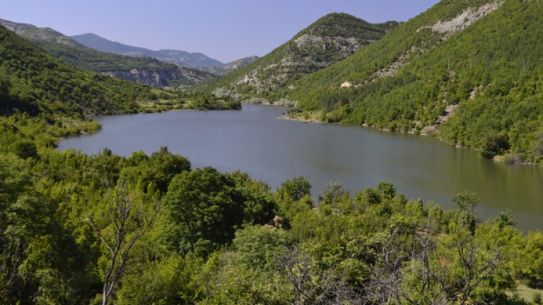 На отсрещния бряг, много близо до село Ненково, започва тясна пътечка, успоредна на реката. Тя лъкатуши покрай язовира, докато не ви изведе на поляните в подножието на крепостта Патмос.