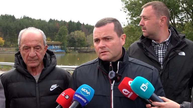 Изпуска се вода от езерото, което застраши жителите на селото