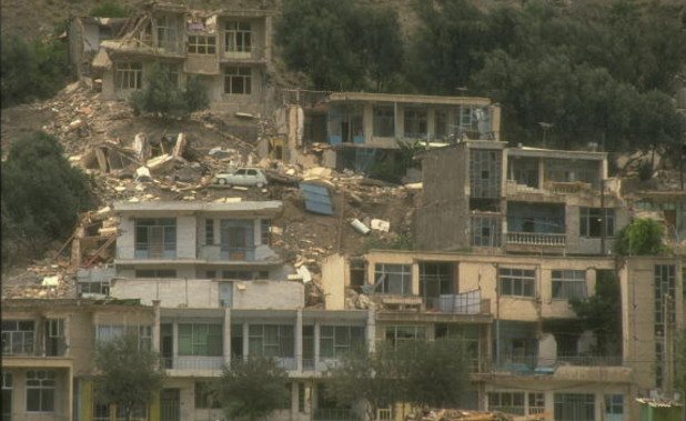 Земетресение с магнитуд  7,7 разлюля Иран през  юни 1990 г. Епицентър беше северозападната провинция Гилан. От лицето на Земята бяха изтрити 27 града и 1800 села. Загинаха 40 000 души
