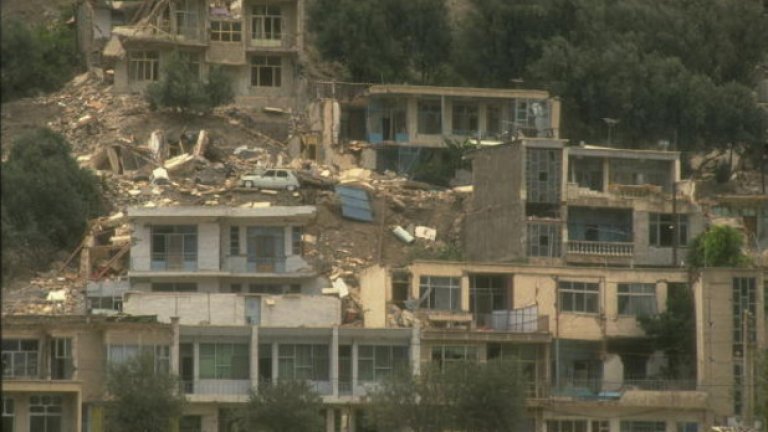 Земетресение с магнитуд  7,7 разлюля Иран през  юни 1990 г. Епицентър беше северозападната провинция Гилан. От лицето на Земята бяха изтрити 27 града и 1800 села. Загинаха 40 000 души