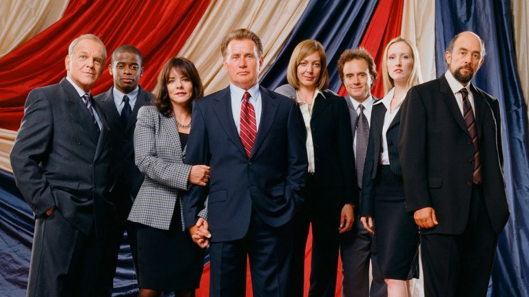 Западното крило (The West Wing, 1999-2006 г.)

Може би най-популярният сериал, създаван от Соркин, е политическата драма, която се разиграва в Западното крило на Белия дом. Героите са част от администрацията на измисления президент от демократите Джед Бартлет (Мартин Шийн).

Със своите седем сезона и общо 156 епизода "Западното крило" е смятан за един от най-великите телевизионни сериали, правени някога. Това е и сериалът, в който се затвърждава характерният за Соркин стил "walk and talk" - дълги сцени, в които персонажите се придвижват от едно място към друго, водейки разговор. В случай че искате дългосрочен ангажимент със сериал, "Западното крило" е вашият избор от творчеството на Соркин.