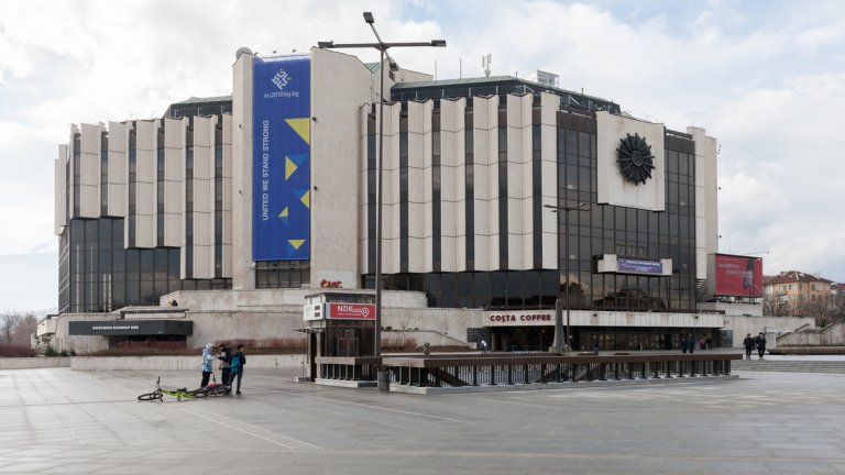 Само клуб "Перото" ще е свободен за посетители и то в определени часове