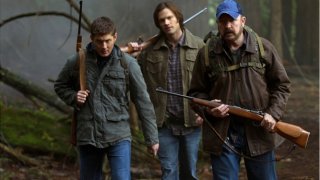 Supernatural / "Свръхестествено"
Да, той дори още не е приключил докрай. Това са цели 13 сезона, в които братята Сам и Дийн Уинчестър убиват чудовища, демони, духове и каквато още свръхестествена гад им попадне на пътя. И все пак е готино човек да се върне към първите епизоди, когато сюжетът не беше още толкова завъртян, а комбинацията от рок, готини коли и духове беше нещото, което спечели на сериала всичките му фенове. 