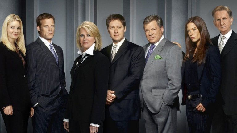 Boston Legal / "Адвокатите от Бостън" 
Като става въпрос за динамика между героите, интересна история и наистина интригуващи морални дилеми, малко сериали могат да стъпят и на малкия пръст на Boston Legal. Джеймс Спейдър и Уилям Шатнър са великолепни като ексцентричните, морално сиви адвокати от бостънската адвокатска компания "Крейн, Пуул и Шмит". Този адвокатски сериал днес не би могъл да излезе в същия вид по никакъв начин, нито да придобие такъв успех. Затова и в него има някакъв чар. Да, героите са пълни сексисти, чието поведение преминава много дълбоко границата на сексуалния тормоз, но същевременно с това представя многопластови персонажи, сложни казуси и показва истинската морална страна на адвокатската професия - и как понякога се налага да бъдат защитавани виновни хора. И да, речите на героя Алън Шор са повече от великолепни.