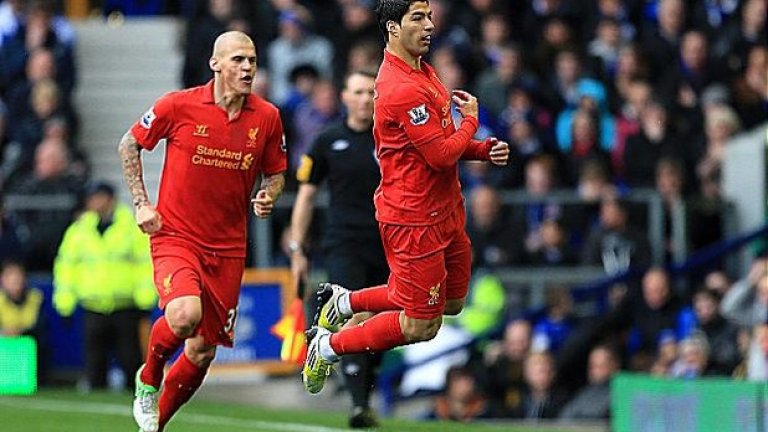 10. През октомври 2012-а мениджърът на Евертън Дейвид Мойс обвини Суарес, че е "гмурец", а в следващото градско дерби уругваецът се хвърли пред него, след като прониза вратата на "карамелите".