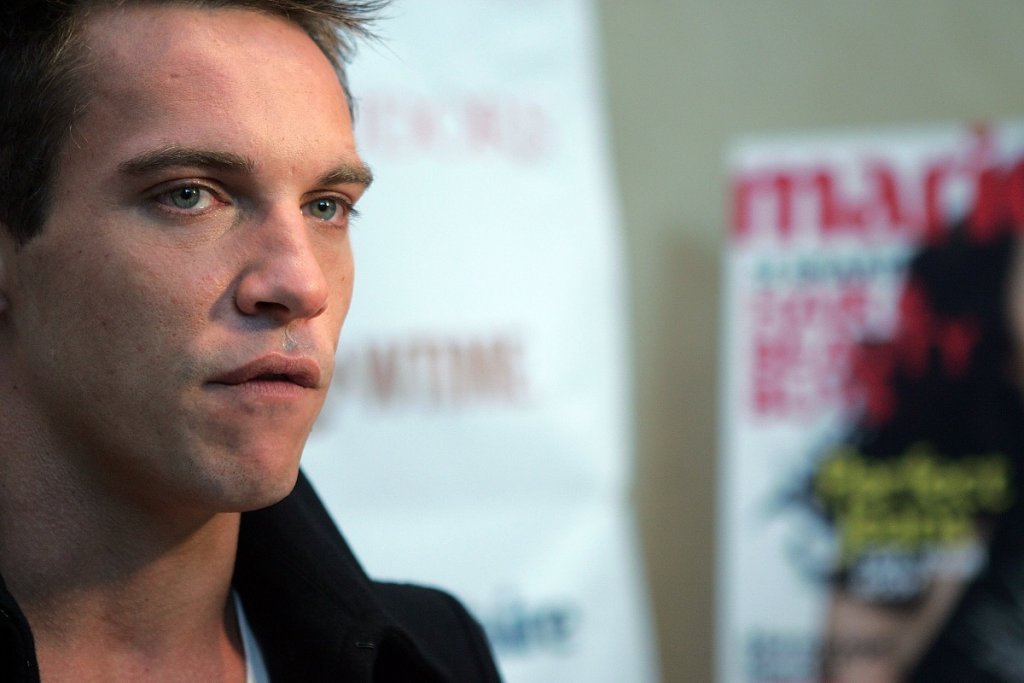 Депресия, алкохол и наркотици
След смъртта на майка му Майърс влиза в тежка фаза от живота си и не е съвсем сигурно, че е излязъл от нея. Актьорът изпада в сериозна депресия и започва да злоупотребява с алкохола и наркотиците, които му създават редица неприятности.