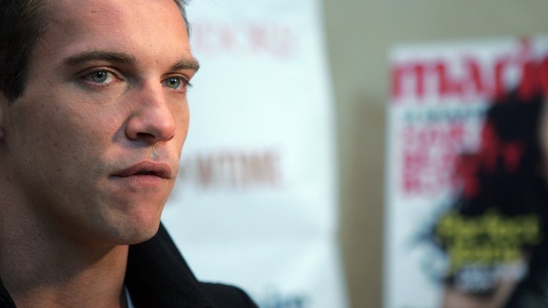 Депресия, алкохол и наркотици
След смъртта на майка му Майърс влиза в тежка фаза от живота си и не е съвсем сигурно, че е излязъл от нея. Актьорът изпада в сериозна депресия и започва да злоупотребява с алкохола и наркотиците, които му създават редица неприятности.